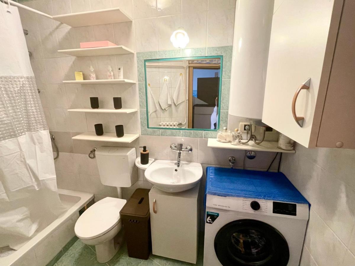 Apartment Mila With Jacuzzi Spa Пула Екстер'єр фото